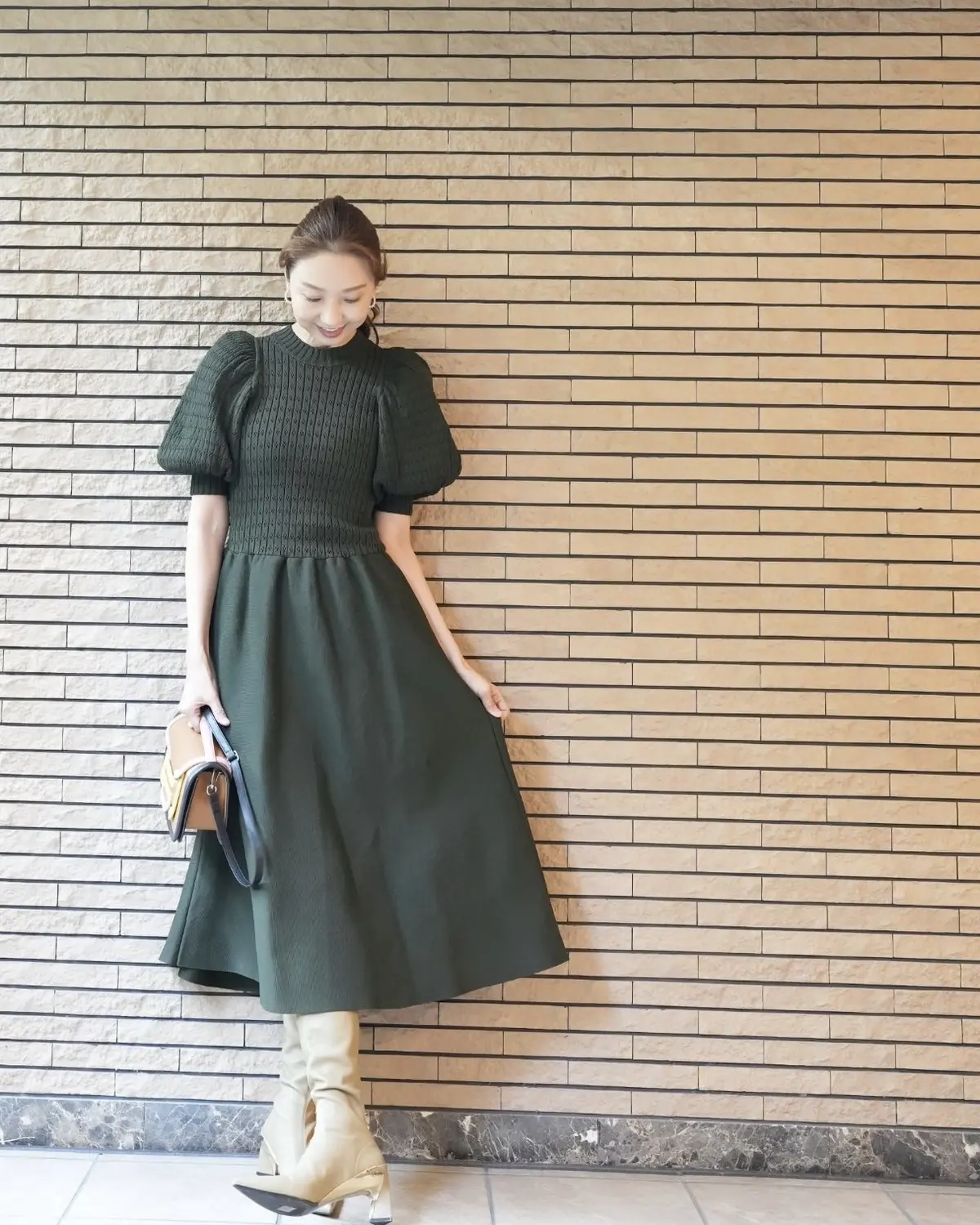 秋の陽だまりに大人可愛いモスグリーンワンの画像_3