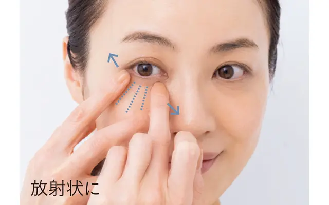 下まぶたのシワ部分の肌を人さし指と中指でのばす。反対の手の中指で、上から下方向にシワに沿ってなじませる。