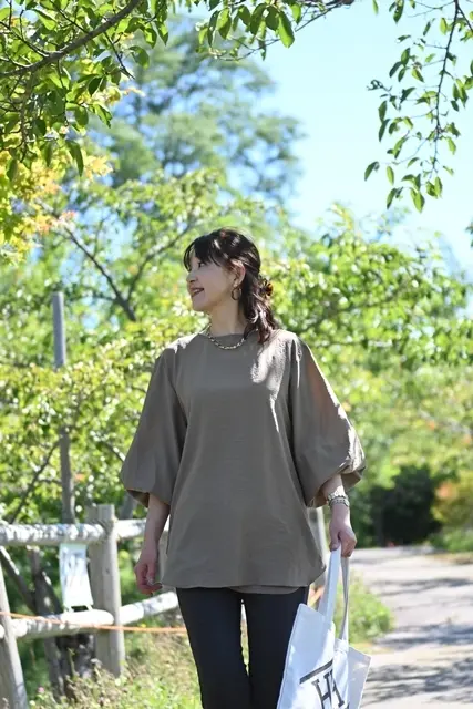 ブラウスの前後をチェンジしてコーディネート