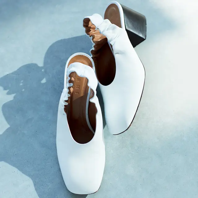 マルニのバックベルトシューズ