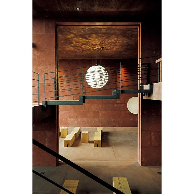 大巻伸嗣の球体作品《Gravity and Grace −ゆだま−》が輝くロビー。