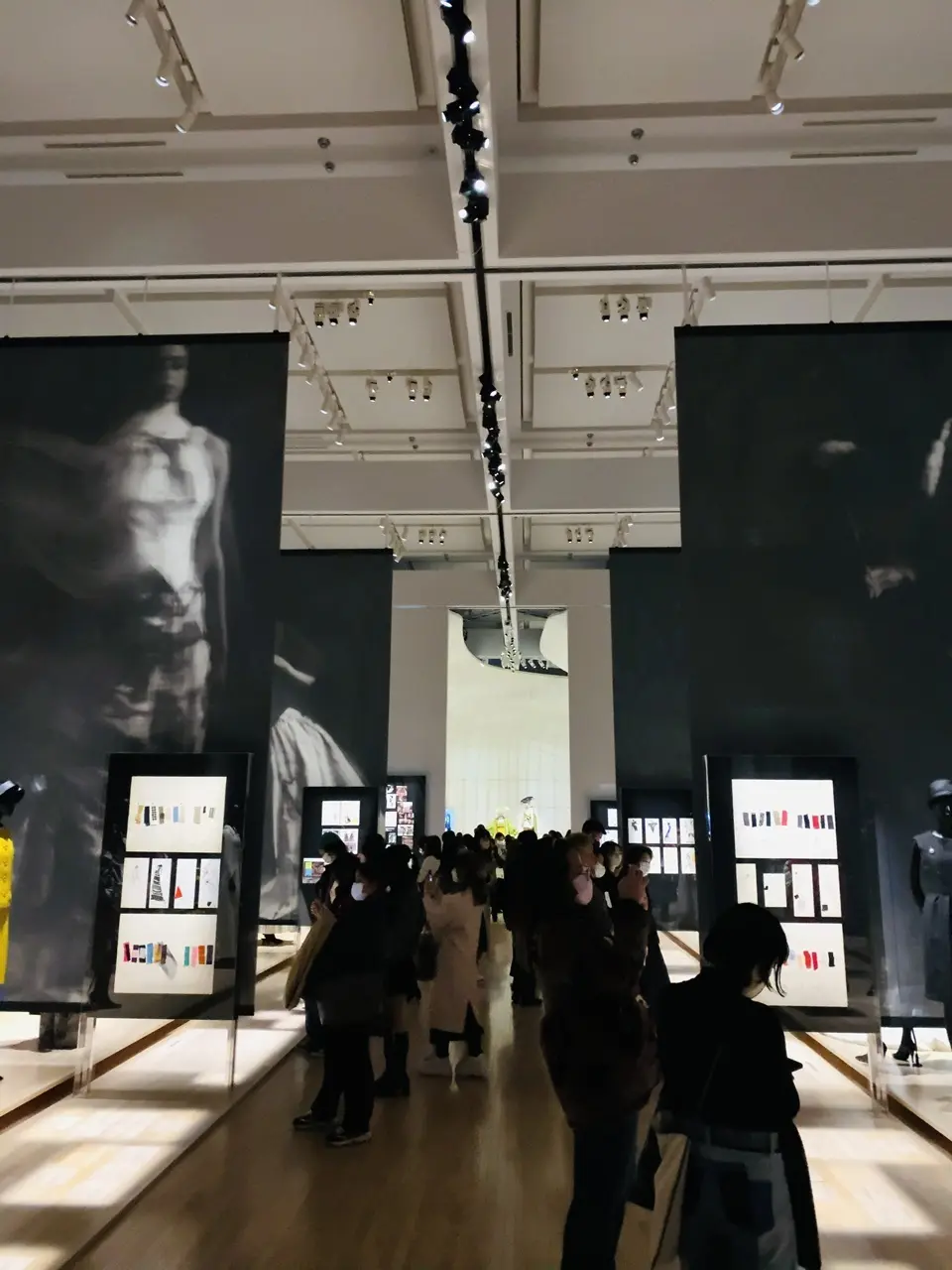 ディオール展 歴代クリエイティブ・ディレクターの作品