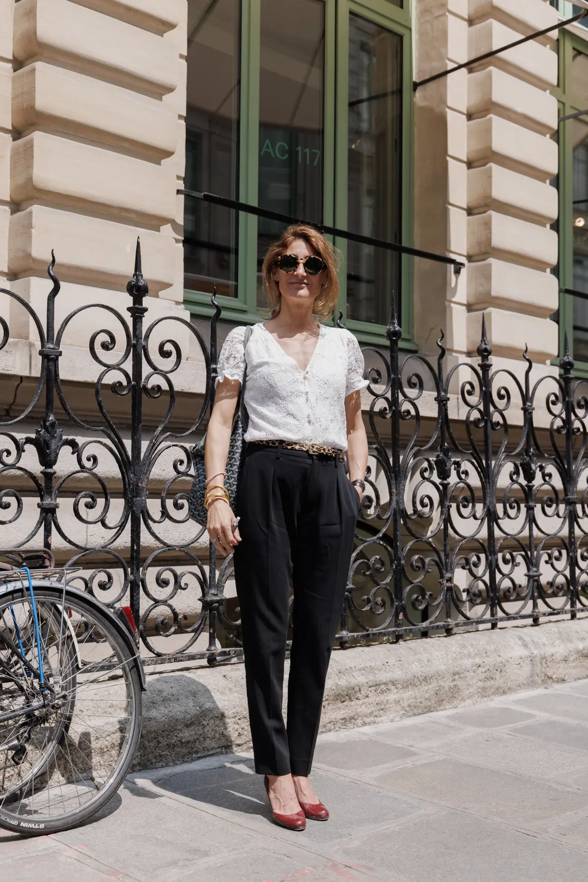 深いVネックトップスがヘルシーなポーリーヌの着こなし