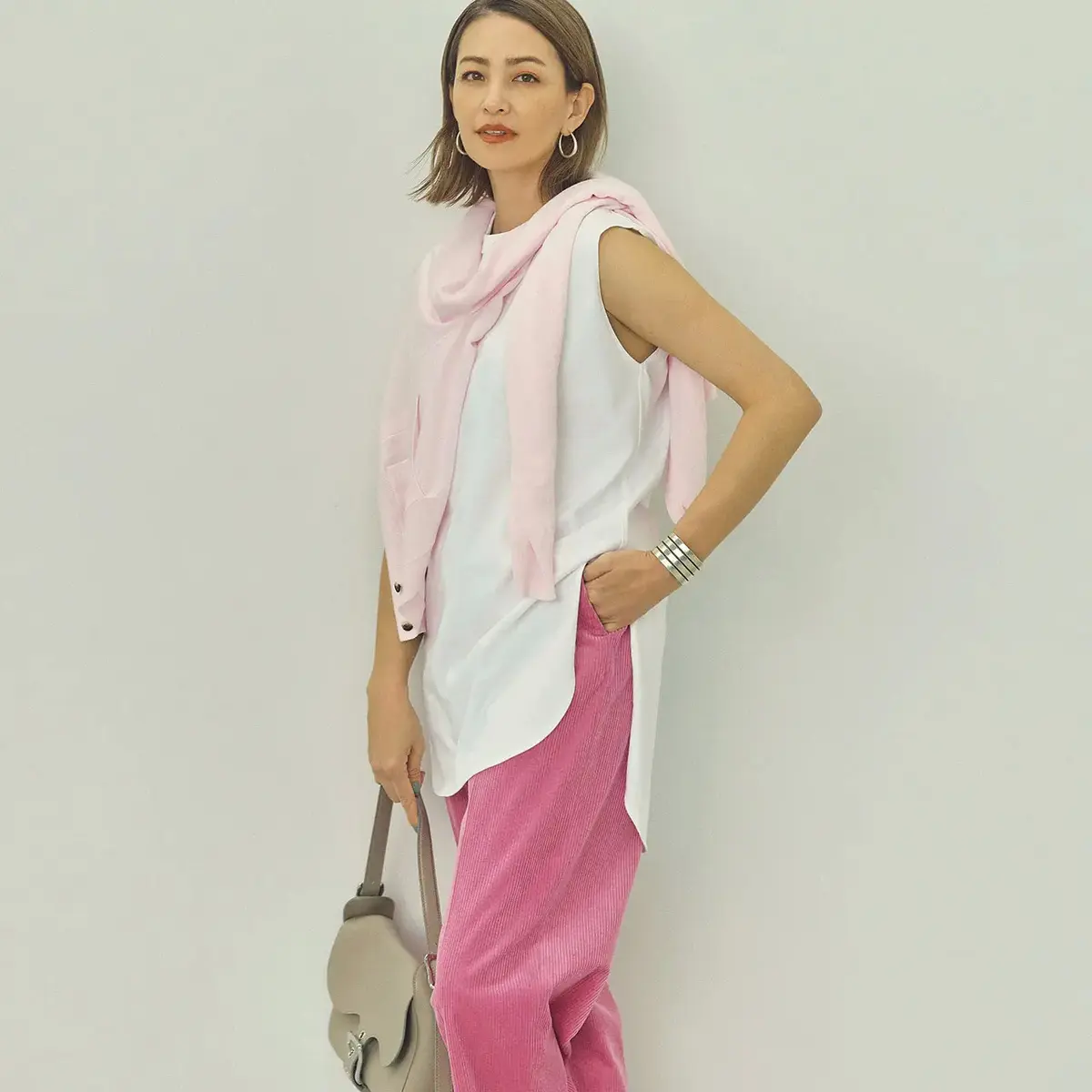 大人のピンクはスタイリッシュさを高めるカーディガンの巻き方でアップデート。