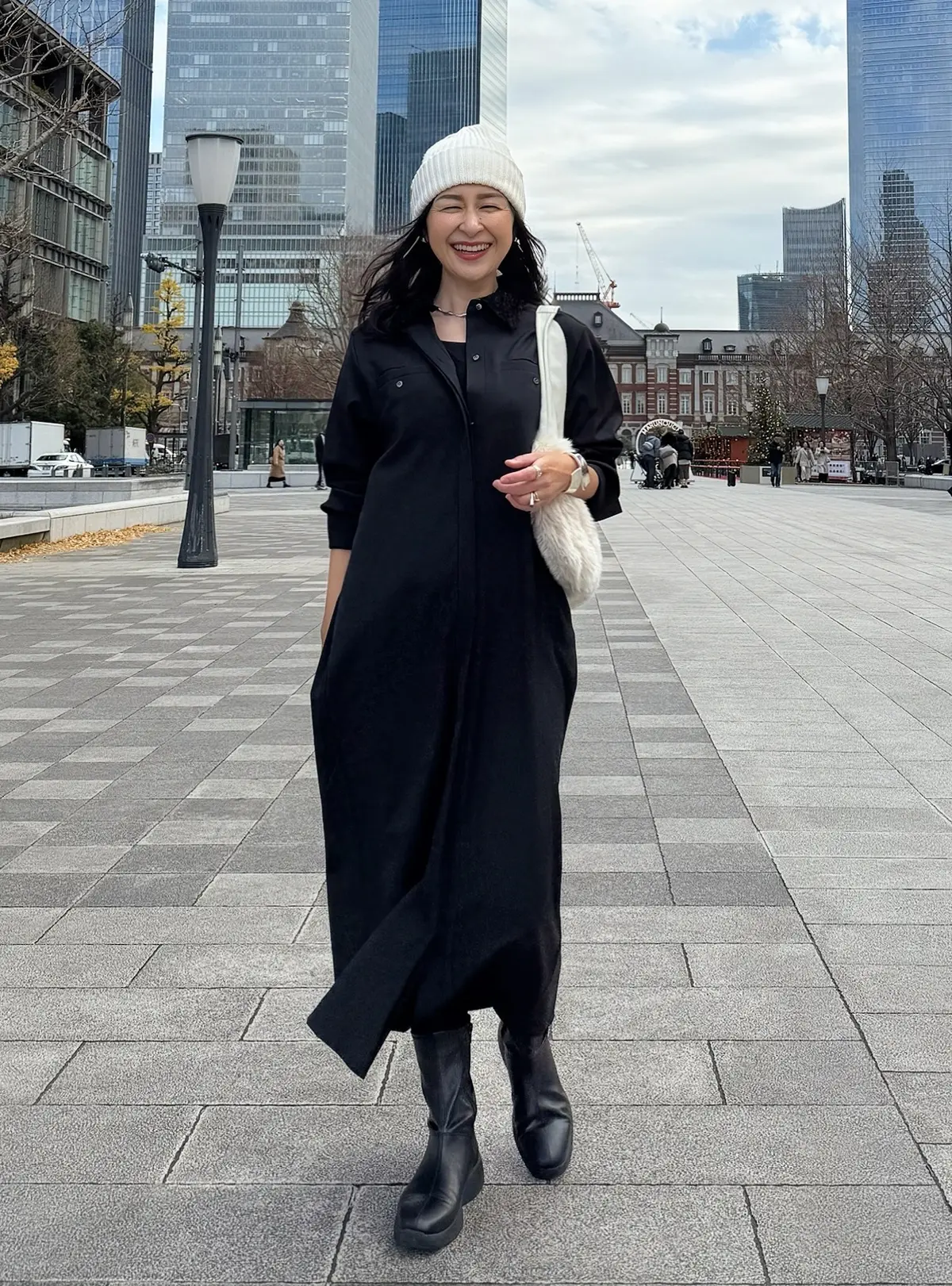 イーバイエクラ　黒ワンピース　着回し　50代ワンピースコーデ　アラフィフワンピースコーデ　白ニット帽子　ファーバッグ　黒ショートブーツ