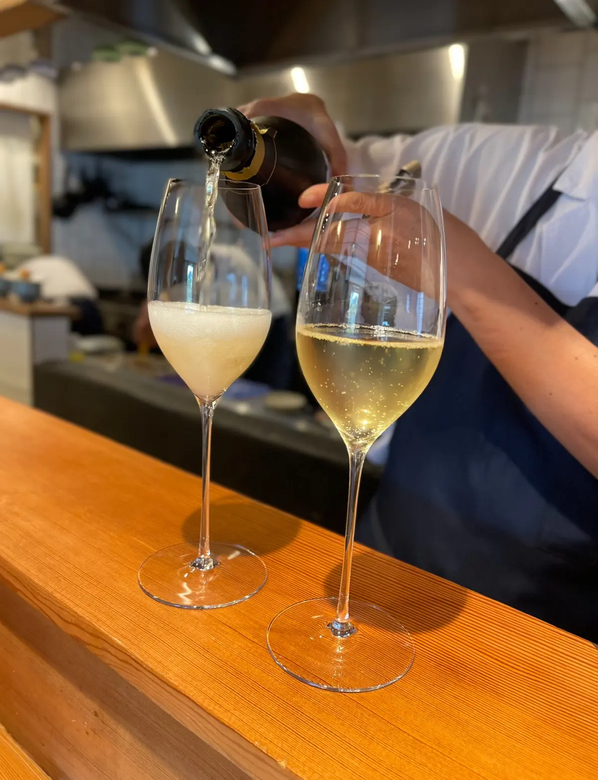 GUシャツをインしたネイビーコーデで鎌倉の画像_5