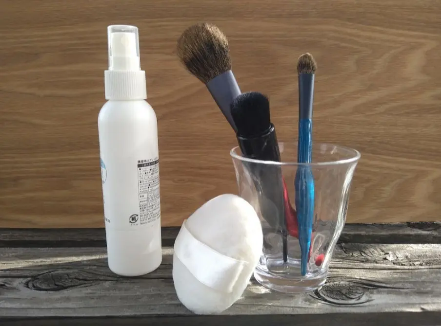 メイクブラシとパフとスプレー