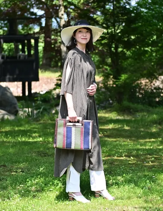 「牛小屋のアイス」の敷地内で　夏ファッション