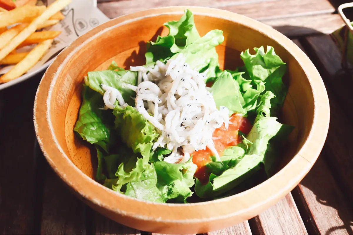 カフェ。Southern beach Cafe。サザンビーチカフェ。テラス席。茅ヶ崎。サザンビーチ。茅ヶ崎産しらす。サラダ。