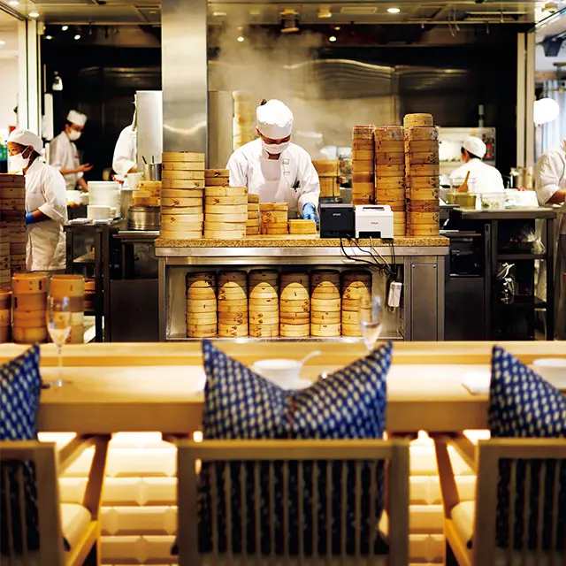 オープンキッチンで点心師が次々と餃 子や焼売を蒸し上げているのを眺めながら、カウンタ ーでの食事も臨場感があって楽しい