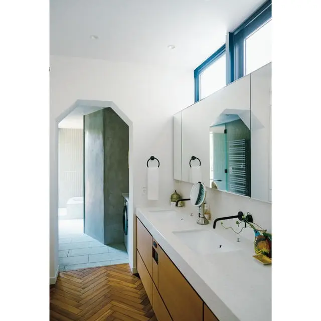 ３階の洗面所からバスルームへと続くスペース