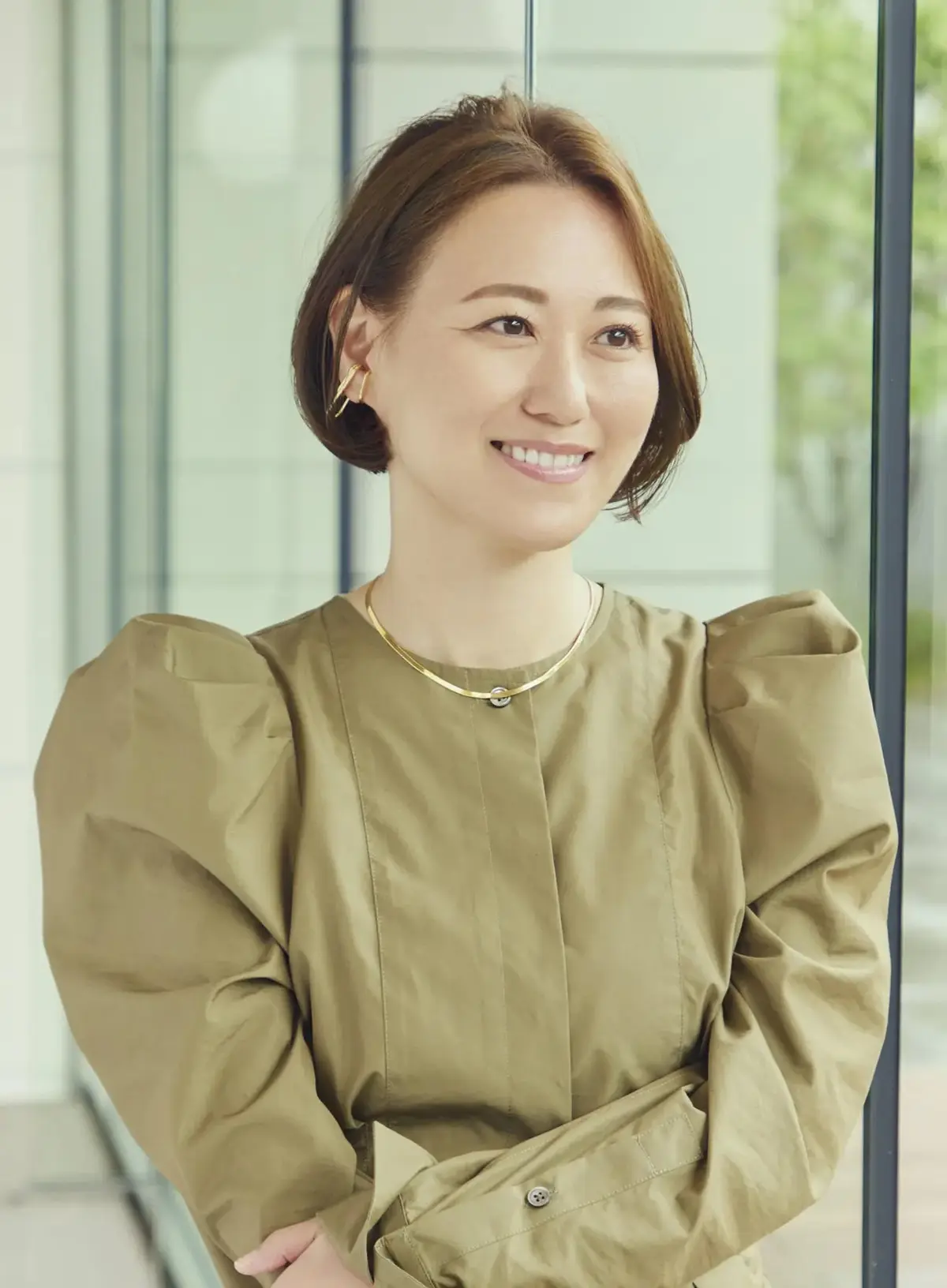 オーガニックの明るめブロンドカラーで、白髪を上品にカムフラージュ