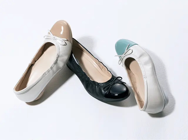 落ち着いたカラーとつややかな質感で魅せる、大人のリボンシューズ