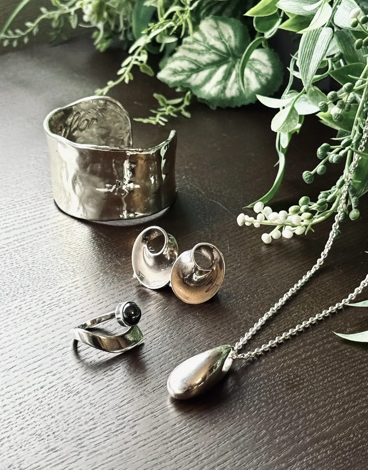 左から、CECILE ET JEANNEのバングル、ジョージ ジェンセンのイヤリング・リング・ネックレス