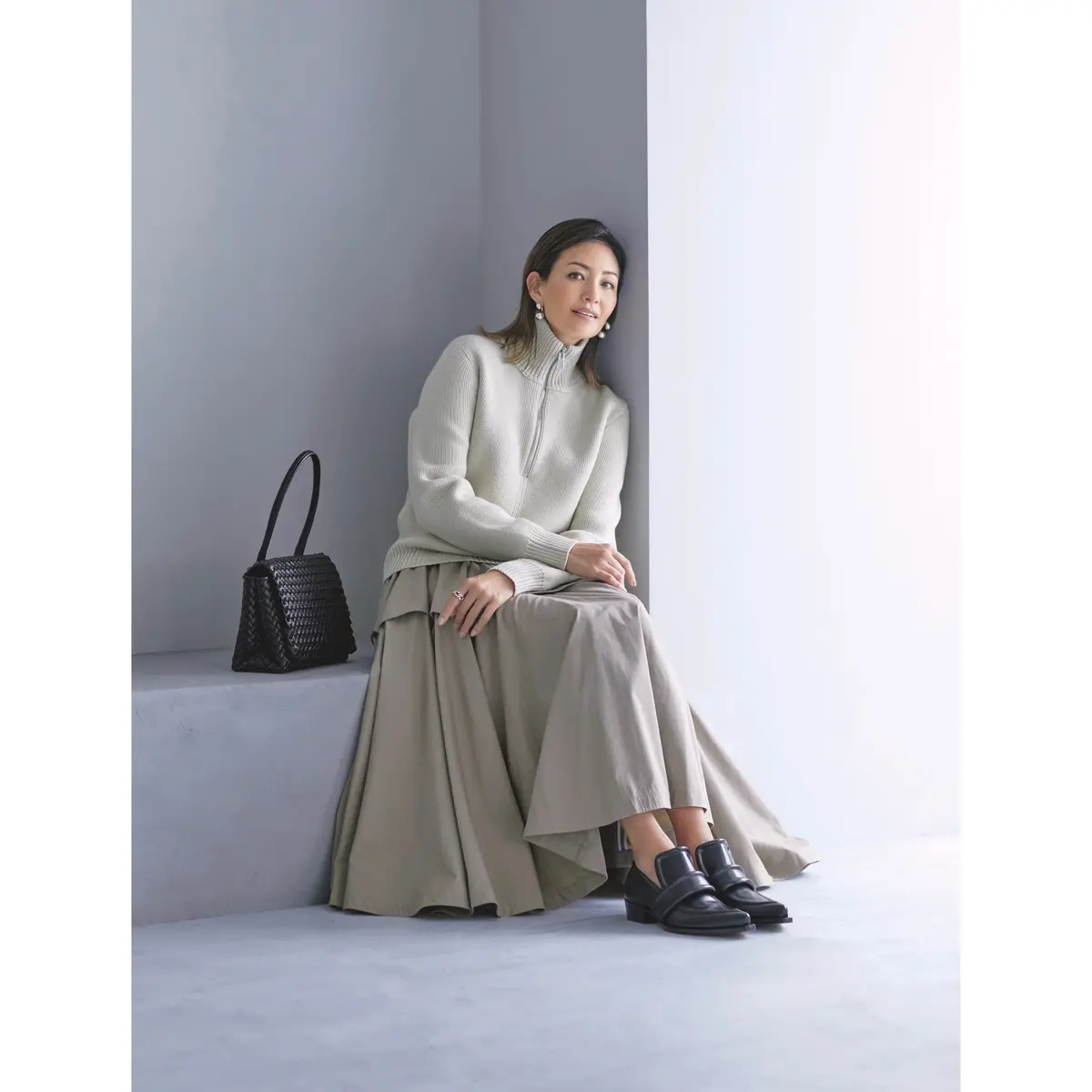 ライトグレーハーフジップニットとグレジュフレアスカートのコーデ　モデル・RINA