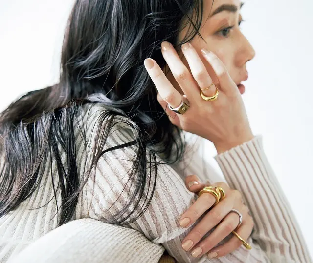 存在感のあるリングが映えるベージュネイル