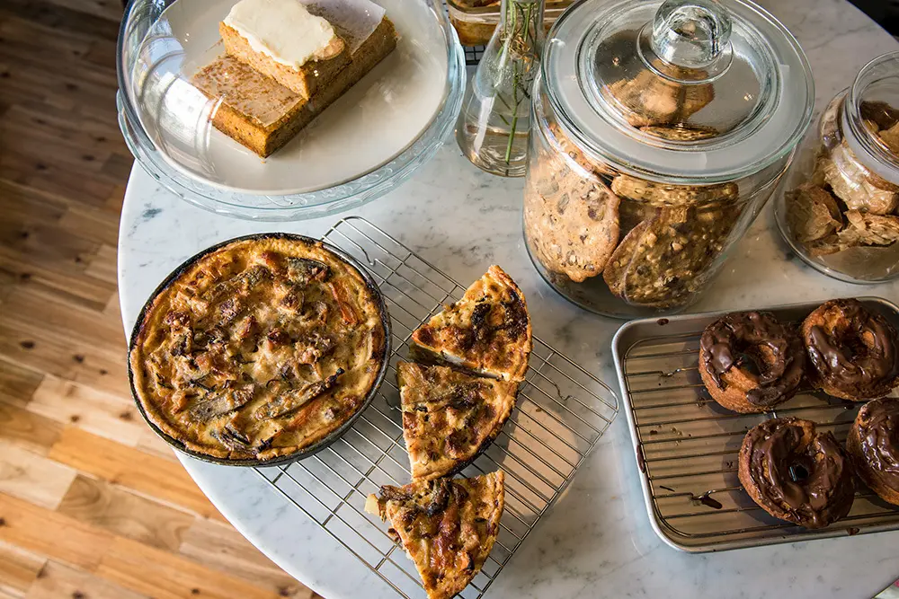 コーヒーと相性抜群！ キッシュやドーナツ、焼き菓子などをテイクアウト