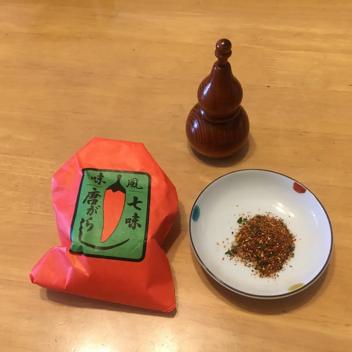 七味唐辛子とヒョウタンの容器
