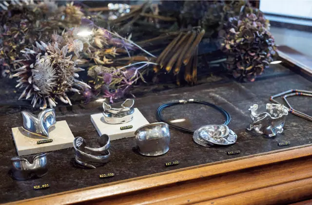 ジュエリーブランドのヴィンテージバングルやアメリカなどから買い付けたシルバーバングルなど、着こなしのポイントになるアクセサリーも必見