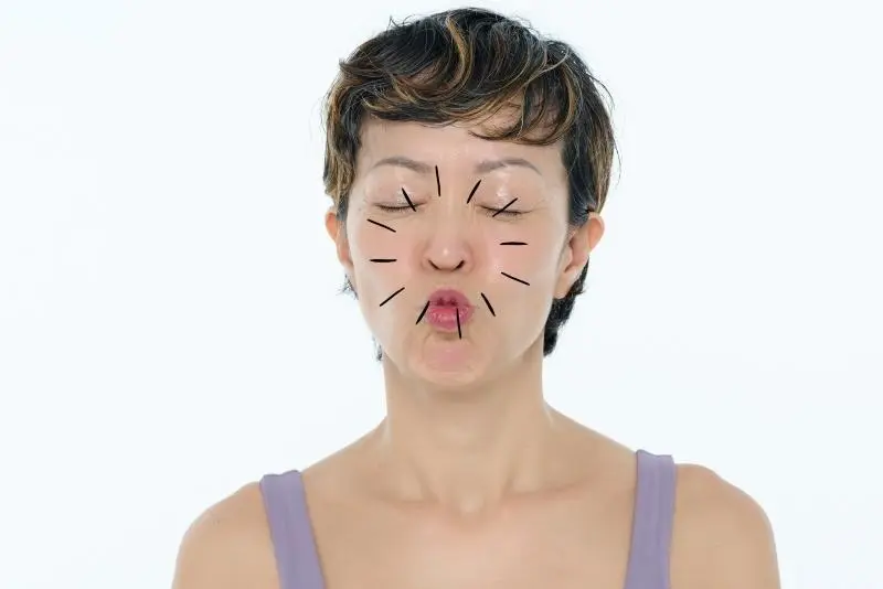 OurAge×Webエクラ 贅肉をとる顔ストレッチ 「ウー」の動きで顔の筋肉をすぼめ、縮める