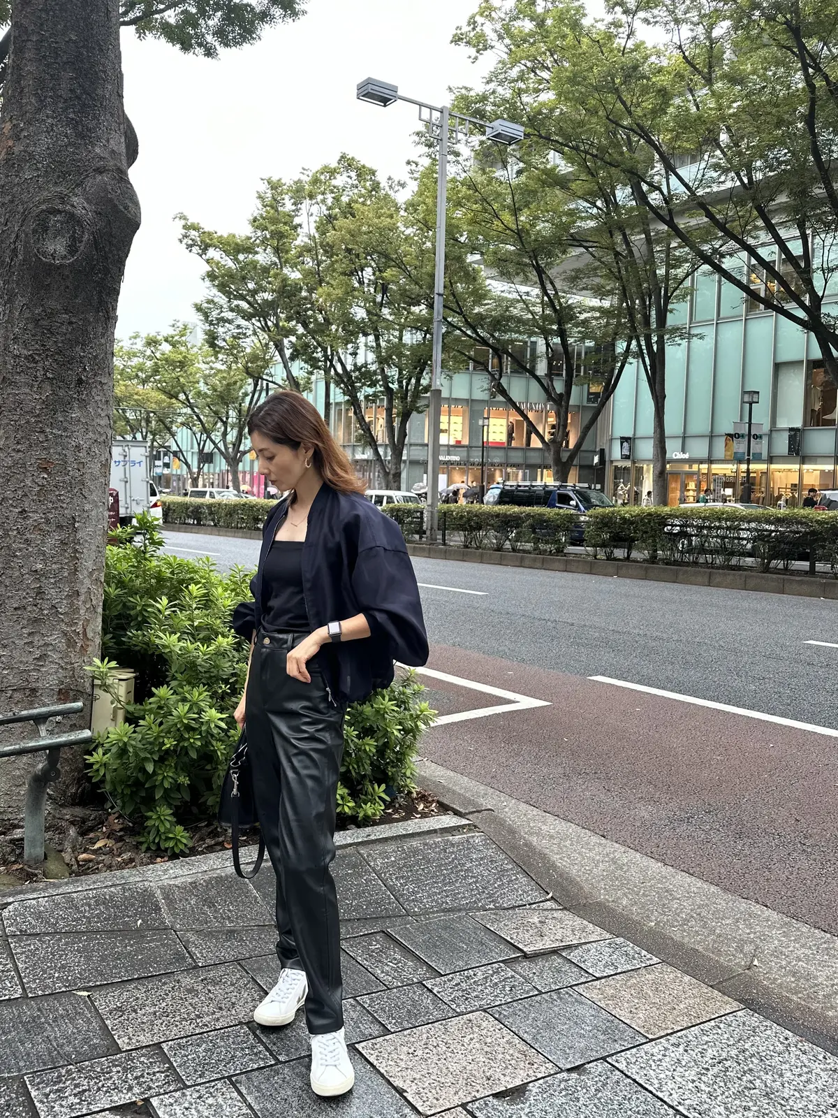 シアー感あるブルゾンでお出掛けの画像_3