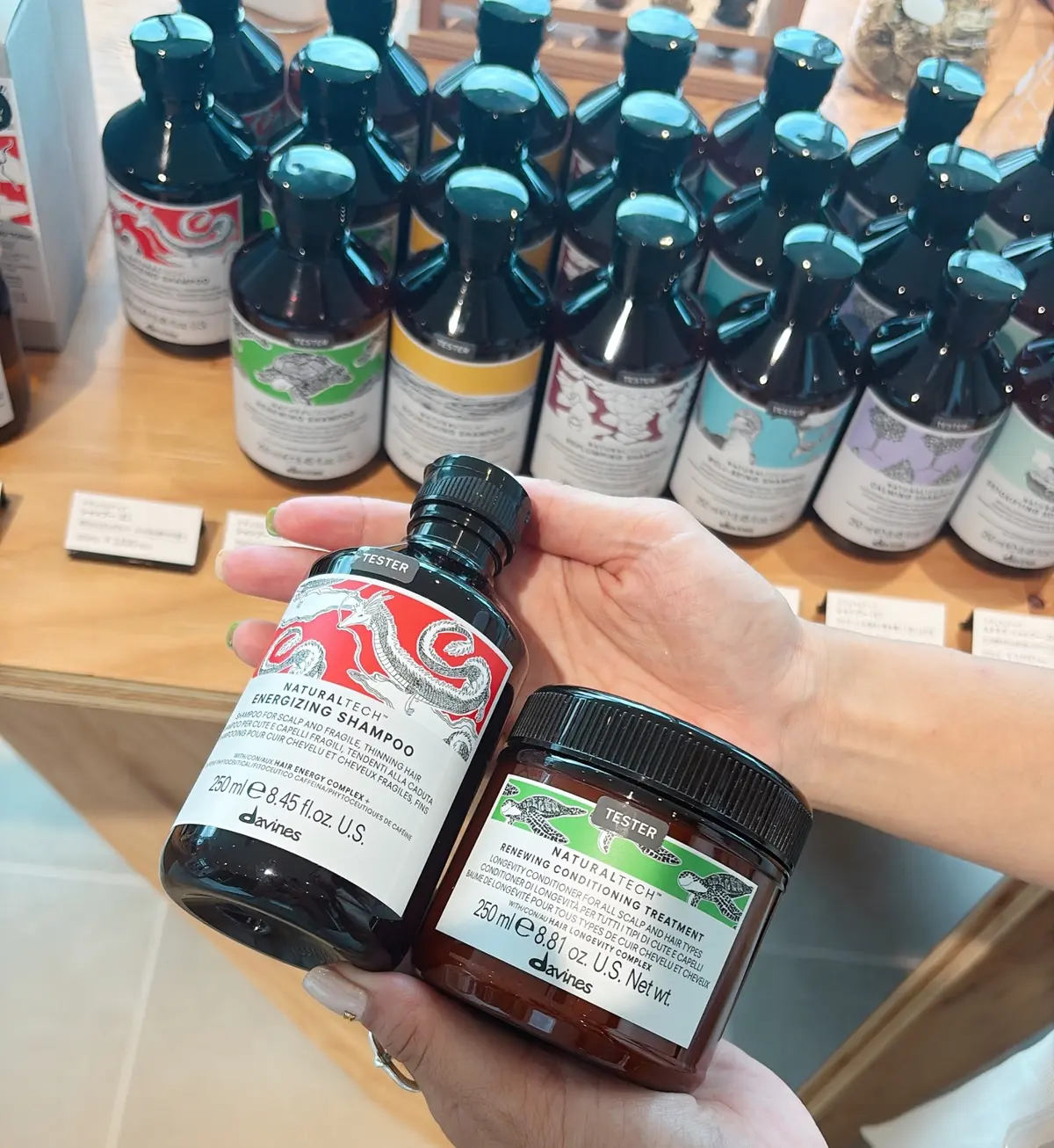 ニュウマン高輪　たとえばエクラ世代には、ハリやコシなどエイジングにアプローチするナチュラルテックシリーズのシャンプー＜Ｅ＞と、うねりやパサつきなど髪質の変化に働きかけるコンディショニング　トリートメント＜ＲＮ＞の組み合わせがおすすめ。  ラベルのドラゴンや亀のイラストにも意味があり、そんなお話を伺っていても楽しいんです。　ダヴィネス