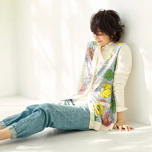 春らしい明るい色の「花柄カーディガン」