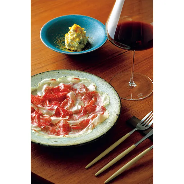 うま味が濃厚な牛の生ハム「木下牧場の近江牛のブレザオラ」￥2,200、「ポテサラ・村上重のしば漬けとからすみ」￥600