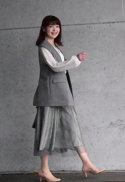 ショートジレとボリュームスカートでコーディネート