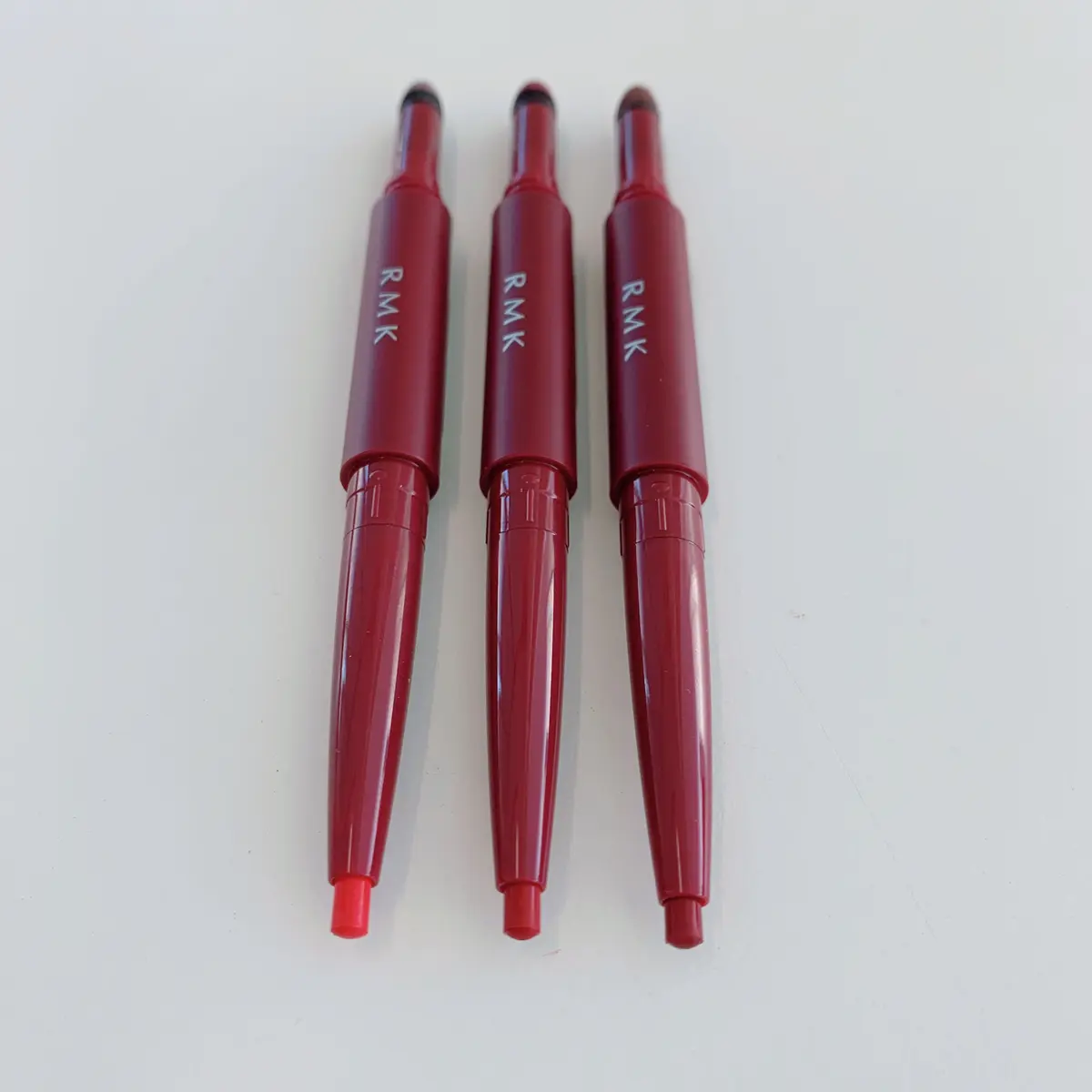 反対側にはリップペンシルが。オレンジ系から深い赤まで色幅も広い。