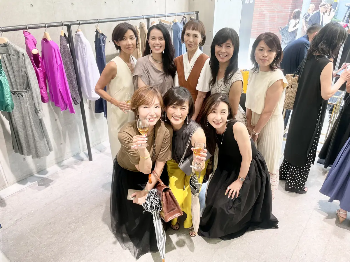 アスペジ、ASPESI、ASPESI青山店、オシャレ、モダン、建物、エクラ華組、華組、エクラJマダム、Jマダム、店内、イベント、エクラ&ASPESIショップイベント、スパークリングワイン、シャンパン、とも子、集合写真、