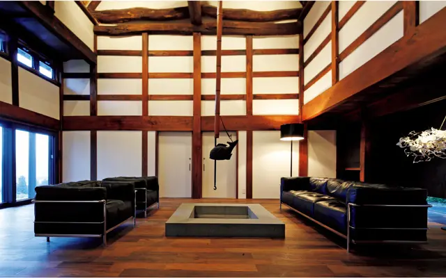 この地方で“おえ”と呼ばれる囲炉裏の間をリビングに。