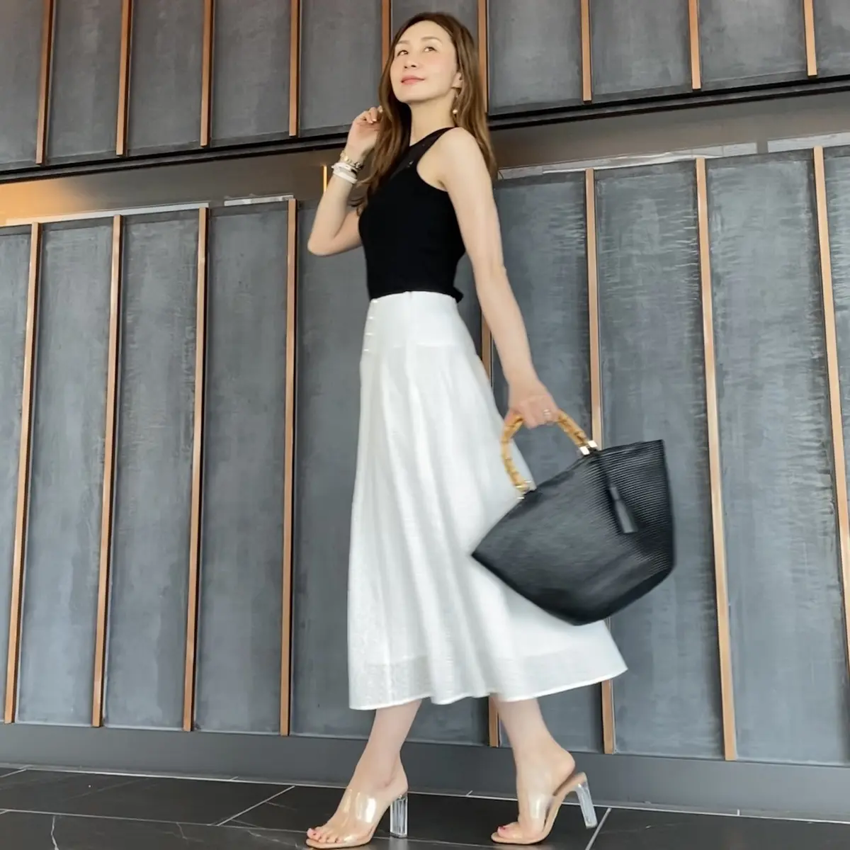 黒トップスでモノトーンコーデ