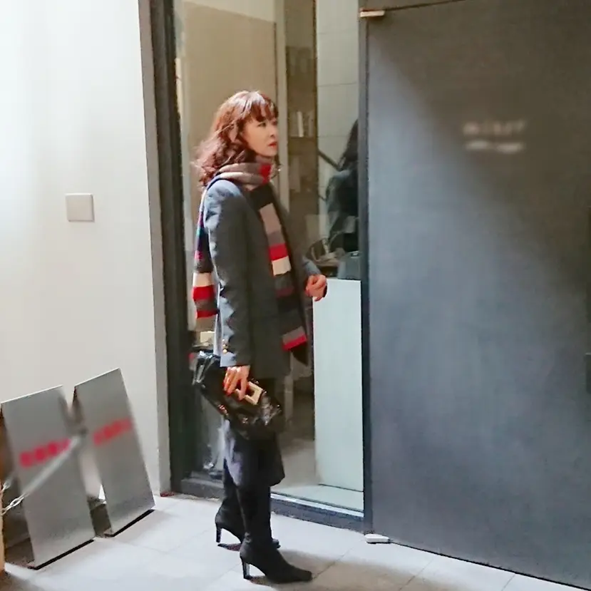 グレーコート  タイトスカート  ロングブーツ   マフラー  ミニバッグ
