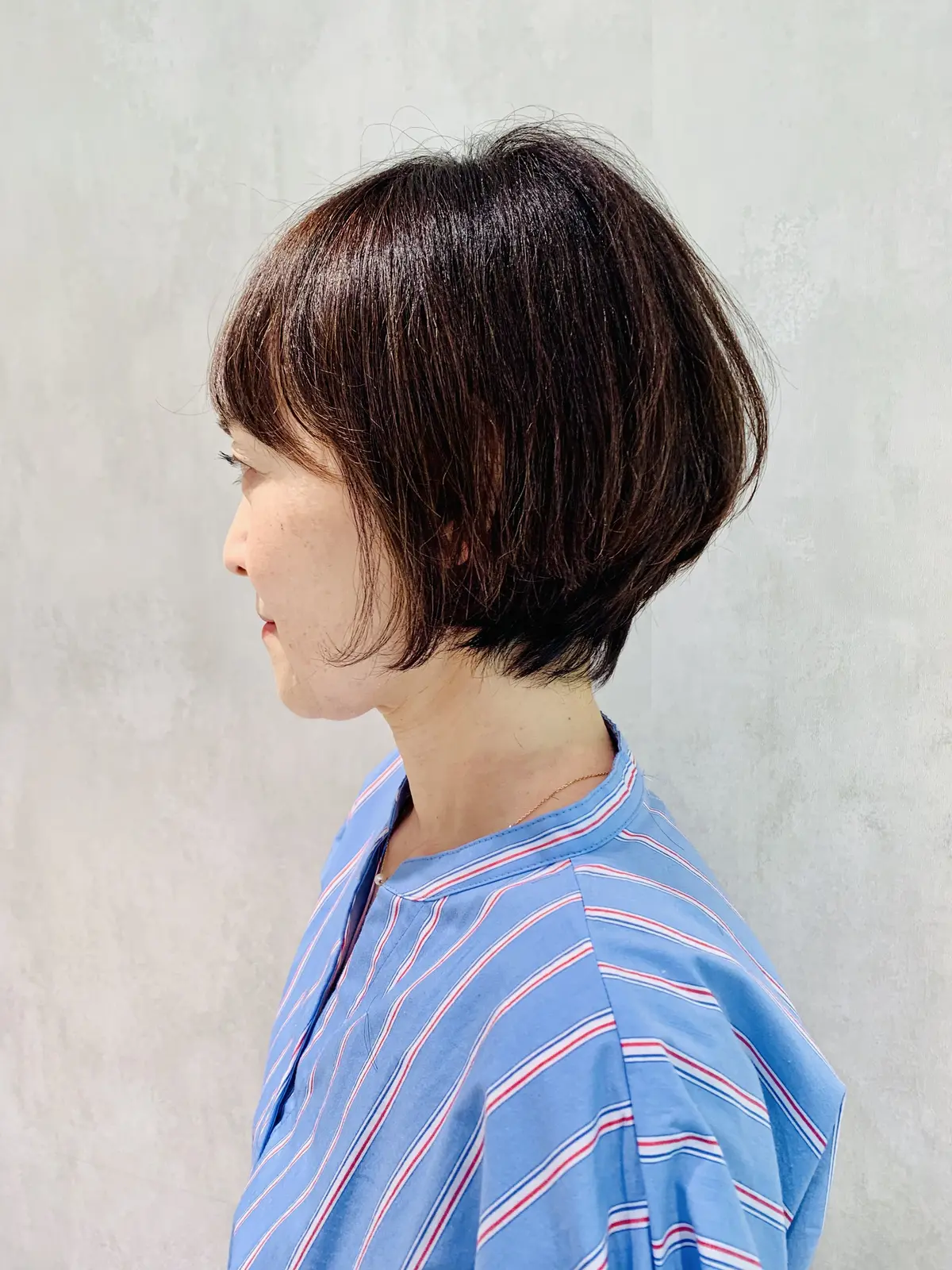 ショートボブの女性の横顔