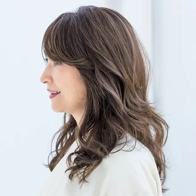 引き上げ効果抜群の“小顔補整ロング”