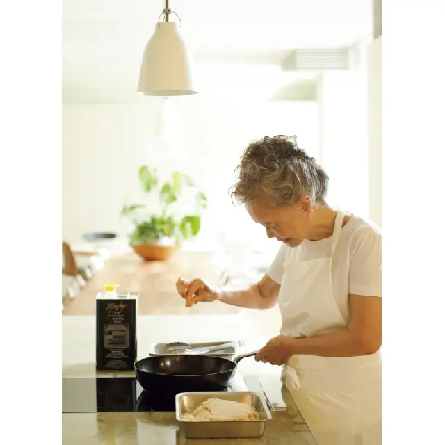 キッチンで肉を焼きつける有元葉子