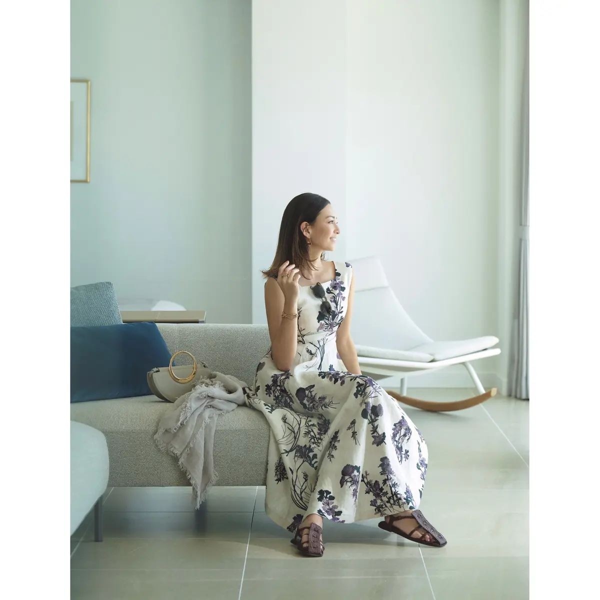 パープル×ホワイトの花柄ワンピースのコーディネート　モデル・RINA