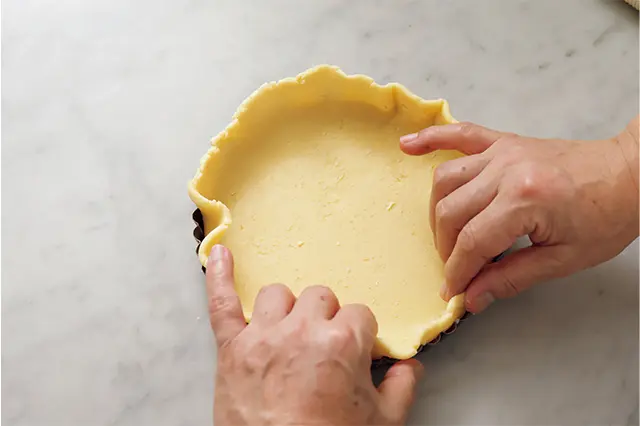 型からはみ出した生地を型の内側面に落とす。