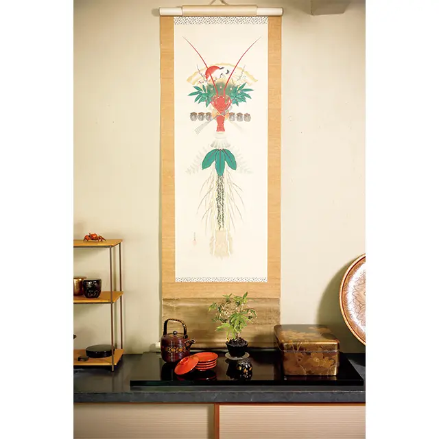 幕末から明治に仕立てら れたかけ軸。しめ縄に串柿、 伊勢エビなど、おめでたい 正月のモチーフづくし。￥ 80,000。飾っておいても絵 になる蒔絵手箱￥480,000