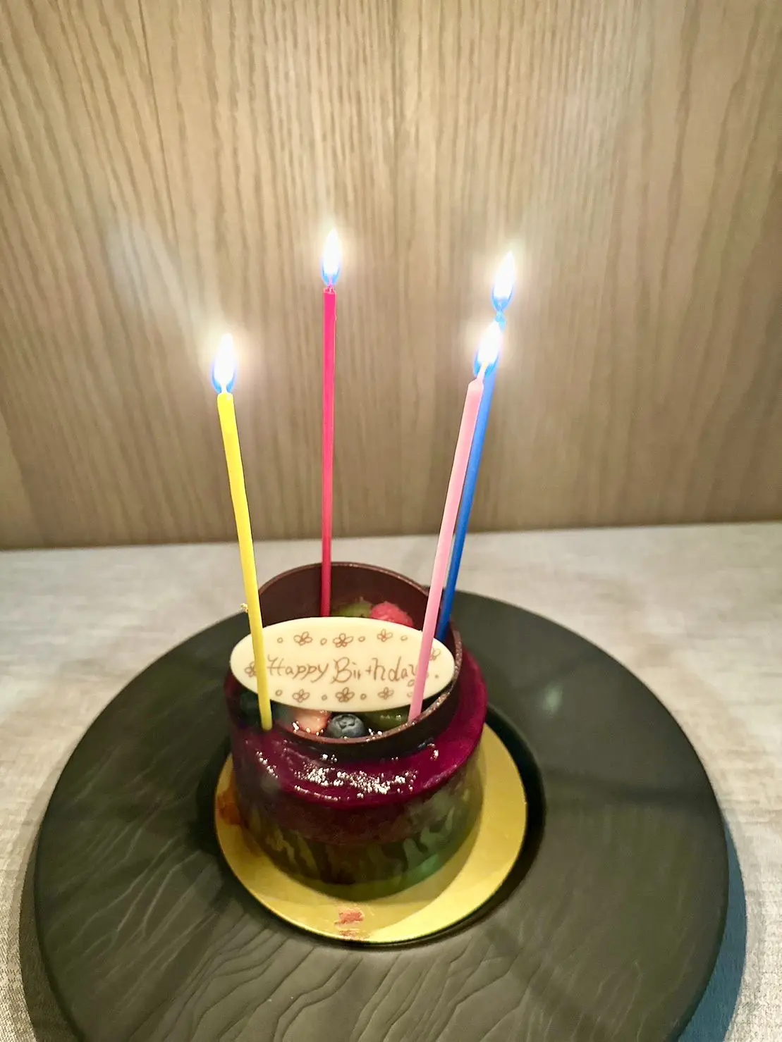 インターコンチネンタル東京ベイ、ハドソンラウンジ、店内、個室、豪華、高級、高級ホテル、ケーキ、ホールケーキ、ベリー、チョコレート、チョコ、生チョコ、カシス、カシスチョコレートケーキ、ベリーチョコレートケーキ、テーブル、スイーツ、ティータイム、おやつ、カフェタイム、