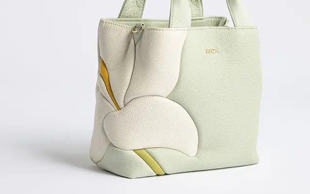 ふっくら柔らかなユリの花の質感を大胆なカットワークで表現