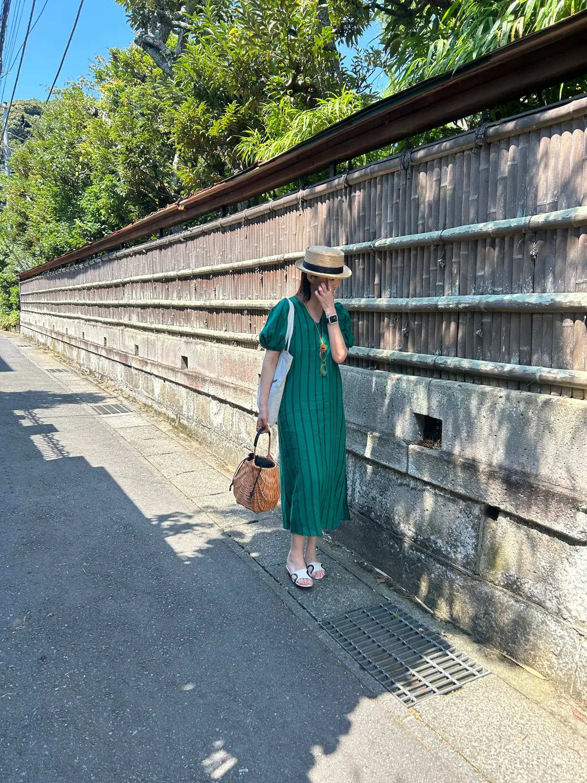 鎌倉散歩　グリーンワンピース　麦わら帽子　カゴバック