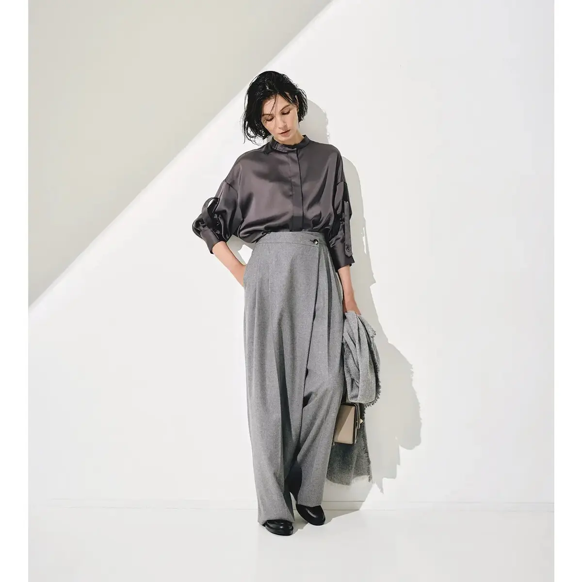 シックなオールグレーコーデからジャケットとパンツの優美なセットアップコーデまで【50代の1週間コーデ】