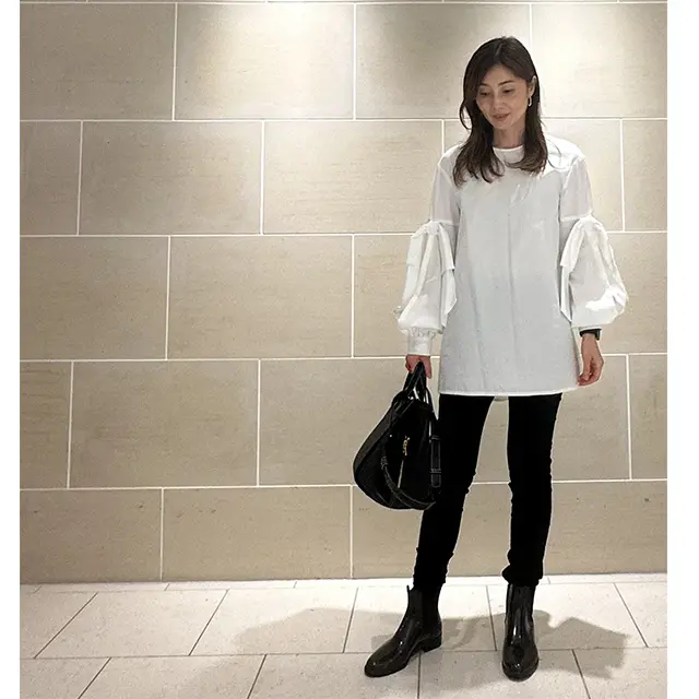 白ブラウスで顔周り華やぐ