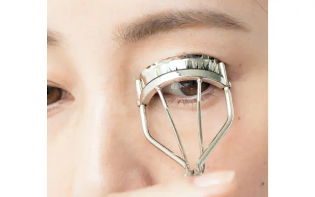 全体をカールアップさせたら、さらに目頭と目じりのまつ毛を念入りに