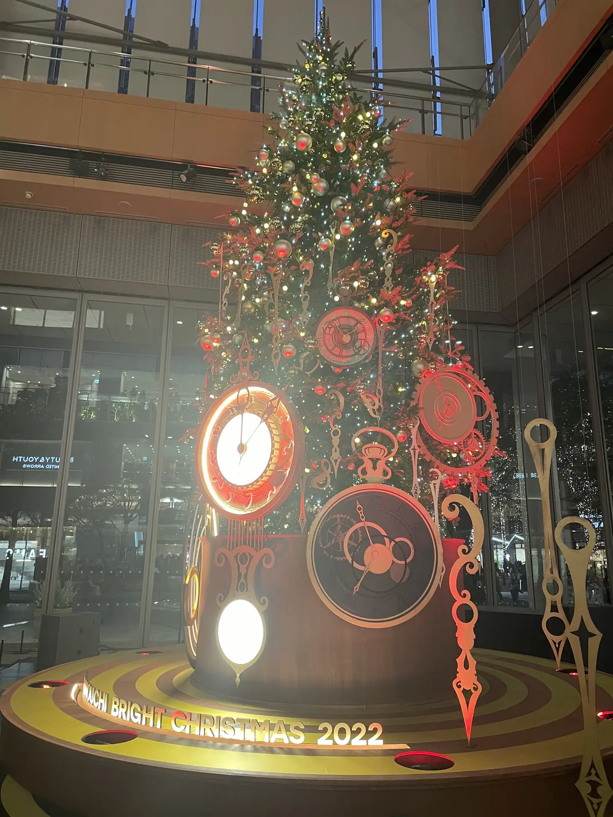 丸ビル。開業20周年。新丸ビル。開業15周年。ユーミン。松任谷由実。デビュー50周年。コラボイベント。「Marunouchi Bright Christmas 2022 ～YUMING 50th BANZAI！～」。クリスマスツリー。イベント。イベントショー。ライブ。イルミネーション。スモーク。レーザービーム。