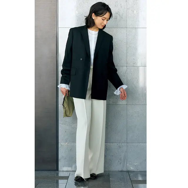 ハレの場にふさわしい仕立てのいいモノトーンスタイル