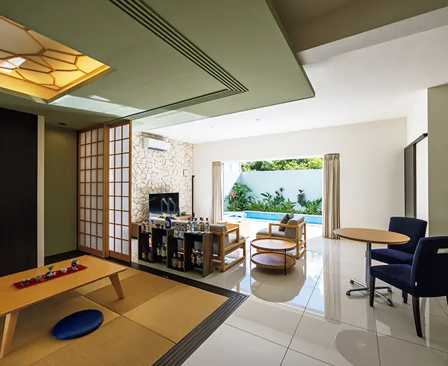 客室は約62～82㎡の広さ。冷蔵庫内のシャンパーニュやビールなどもインクルーシブ