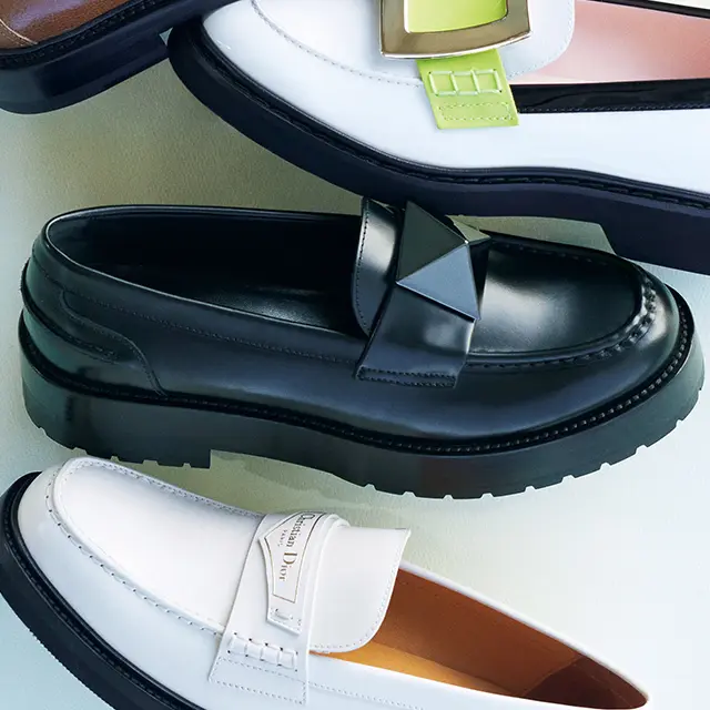 ラバーラグソールやマキシサイズのスタッズなど攻めたディテールながらも、ブラックワントーンですんなり履ける。靴（4.5）￥159,500 ／ヴァレンティノ インフォメーションデスク（ヴァレンティノ ガラヴァーニ）